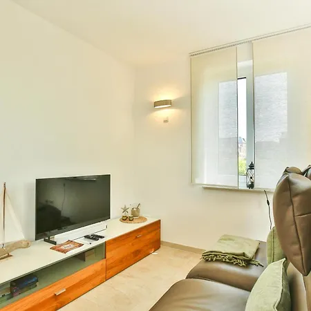 Haus Duenenblick 6 *